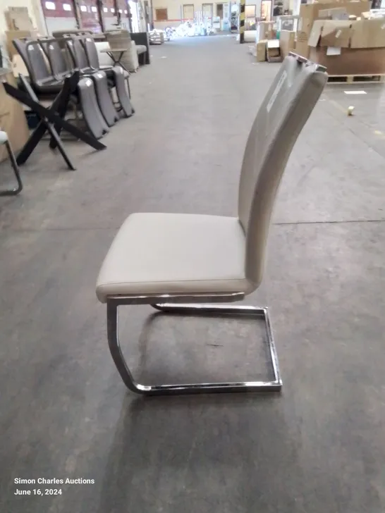 A QUALITY DESIGNER FAUX LEATHER UPHOLSTERED DINING CHAIR IN GREY WITH CHROME LEGS