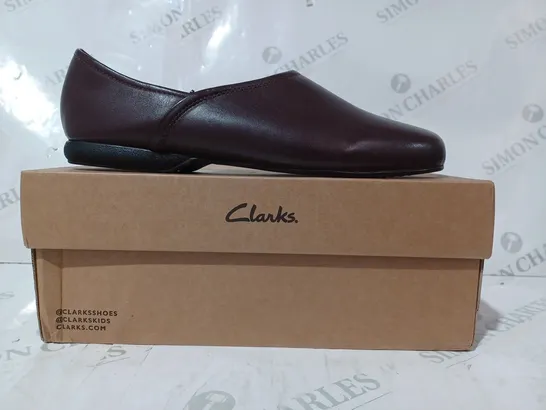 BOXED PAIR OF CLARKS HARSTON ELITE SLIP-ON LOAFERS IN BURGUNDY UK SIZE 10