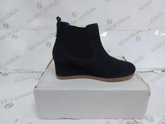 BOXED PAIR OF WHITE STUFF ISSY SUEDE WEDGE BOOTS IN NAVY BLUE - UK SIZE 6