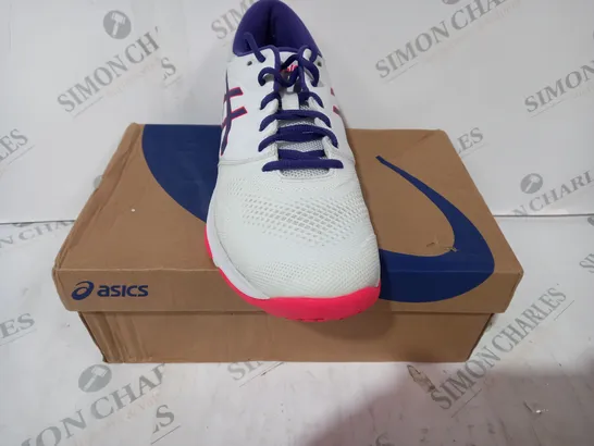 BOXED PAIR OF ASICS GEL-NETBURNER SHOES IN WHITE/NAVY/RED UK SIZE 8