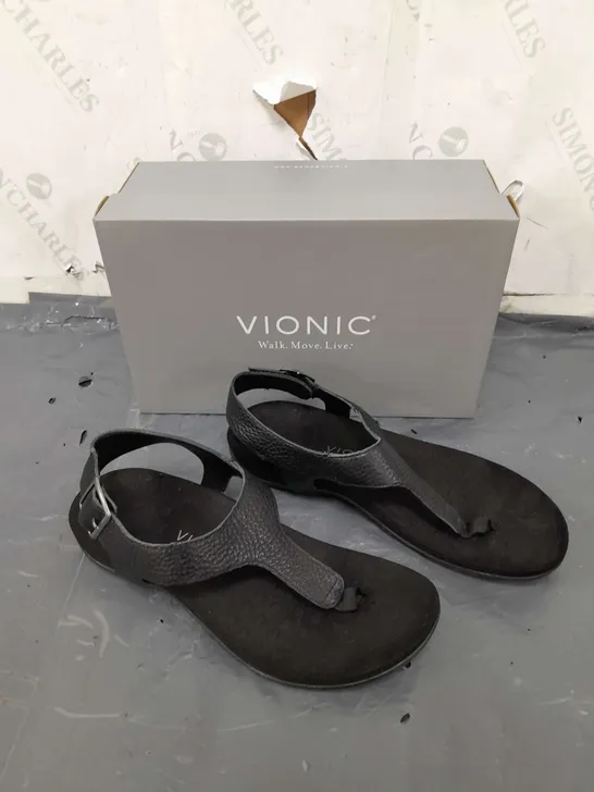 BOXED PAIR OF VIONIC BLACK SANDALS IN SIZE 6