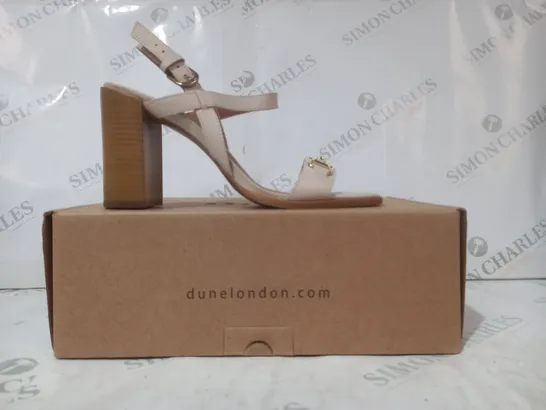 BOXED PAIR OF DUNE LONDON LEATHER SNAFFLE BLOCK HEEL SANDALS IN BEIGE SIZE 6