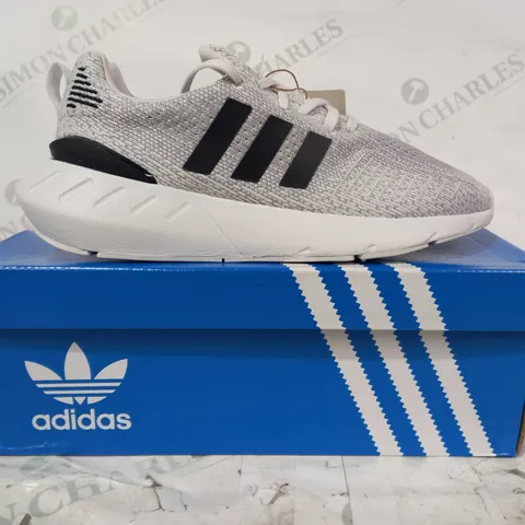 BOXED PAIR OF ADIDAS SWIFT RUN 22 W SHOES IN GREY/BLACK UK SIZE 3.5