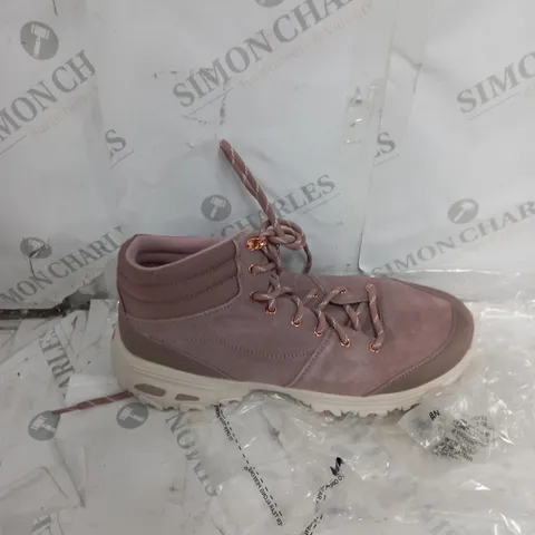 UNBOXED PAIR OF SKECHERS BLUSH SUEDE BOOTS - SIZE 8