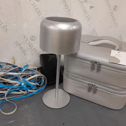 APPROXIMATELY 6 ASSORTED ITEMS TO INCLUDE VANITY CASE, SOLAR LAMP, SOLAR LIGHT, ETC - COLLECTION ONLY