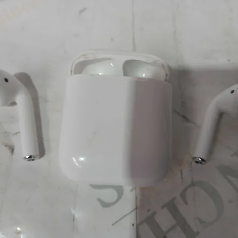 APPLE AIRPODS WITH CHARGING CASE