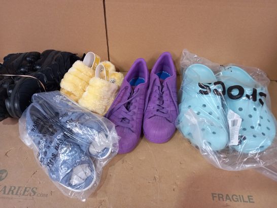 BOX OF APPROXIMATELY 5 ASSORTED PAIRS OF DSIGNER FOOTWEAR TO INCLUDE LIGHT CLUE CROCS, PURPLE TRAINERS, BLACK SPORT SHOES, ETC