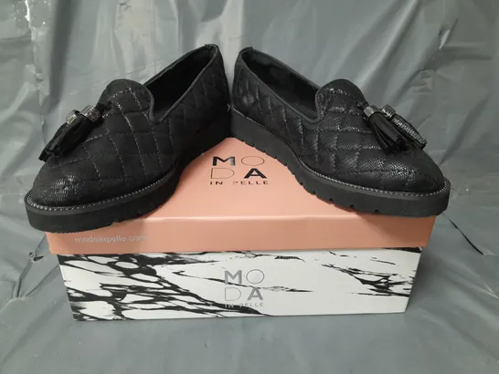 BOXED PAIR OF MODA IN PELLE QUILTED LOAFERS W. TASSEL IN BLACK SIZE 7