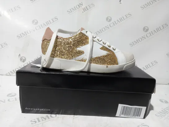 BOXED PAIR OF DUNE LONDON ENERGISED LIGHTNING BOLT TRAINERS IN WHITE/GOLD UK SIZE 4