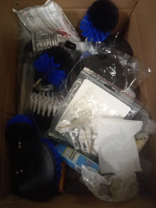 BOX OF ASSORTED CAR ITEMS TO INCLUDE FUSES , TOOLS - BADGES  -CLEANING BRUSH    / COLLECTION ONLY 