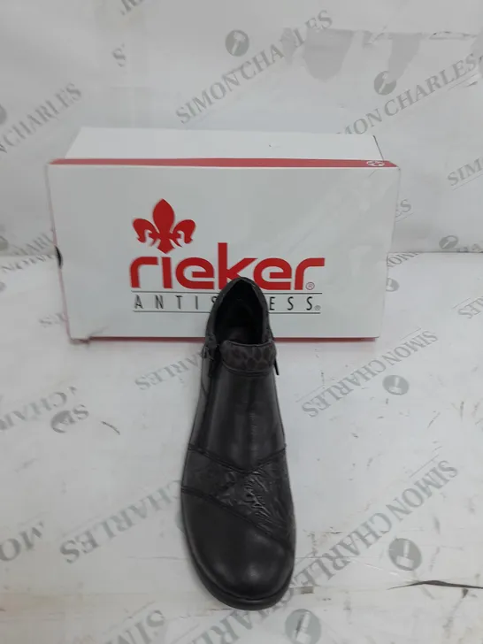 BOXED PAIR OF RIEKER LEATHER DOUBLE ZIP WATER RESISTANT BOOTS IN BLACK SIZE 5