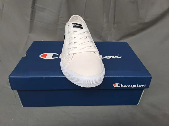 BOXED PAIR OF CHAMPION HUNTINGTON CANVAS SHOES IN WHITE 6