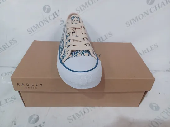 BOXED PAIR OF RADLEY LONDON CANVAS TRAINERS IN CREAM/NAVY UK SIZE 3