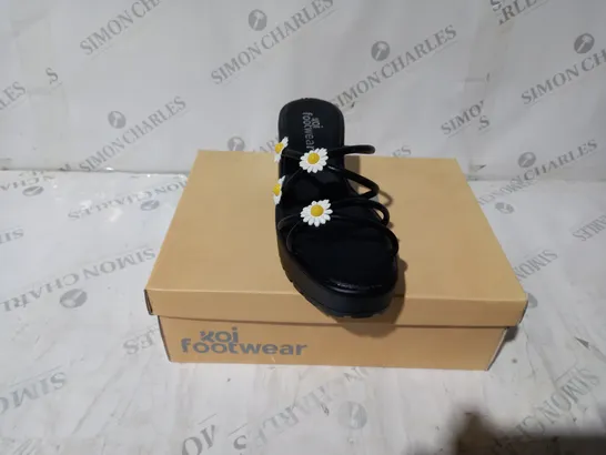 BRAND NEW BOXED PAIR OF KOI VEGAN LEATHER BLOOMING DAISY OASIS STRAPPY SLIDERS IN BLACK UK SIZE 4