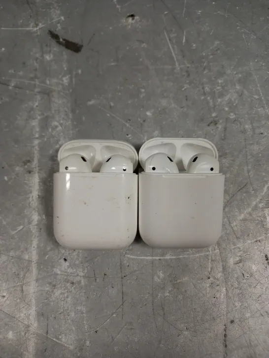 LOT OF 2 PAIRS OF APPLE AIRPODS IN WHITE