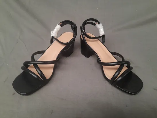 BOXED PAIR OF DESIGNER OPEN TOE BLOCK HEEL SANDALS IN BLACK EU SIZE 41