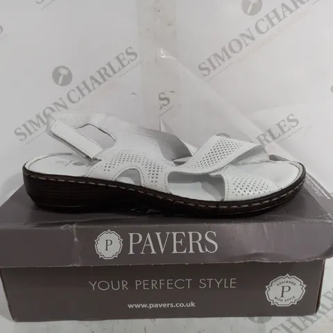 BOXED PAVERS KAP35011 FLAT SANDALS IN WHITE - SIZE 8