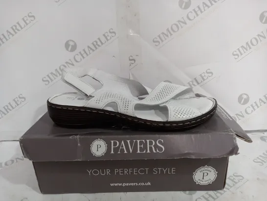 BOXED PAVERS KAP35011 FLAT SANDALS IN WHITE - SIZE 8