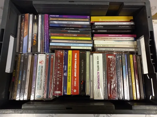 APPROXIMATELY 50 ASSORTED CD'S FROM VARIOUS ARTISTS TO INCLUDE KISS, TAYLOR SWIFT, DAVID BOWIE ETC 