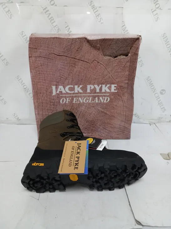 BOXED PAIR OF JACK PYKE VIBRAM HUNTERS BOOTS SIZE UK 11