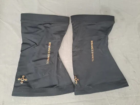 TOMMIE COPPER PAIR OF KNEE SLEEVES IN BLACK SIZE XL