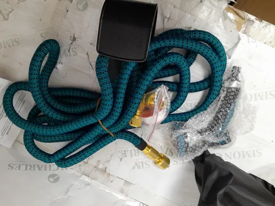 THE INCREDIBLE GARDEN HOSE GROWS UP TO 3X ITS ORIGINAL SIZE WITH WALL MOUNT