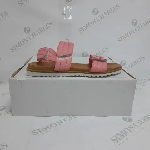BOXED PAIR OF ADESSO KARA SLINGBACK SANDALS IN PINK SIZE 5