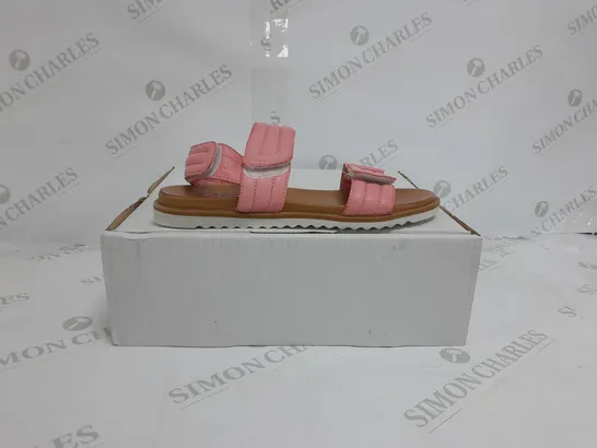 BOXED PAIR OF ADESSO KARA SLINGBACK SANDALS IN PINK SIZE 5
