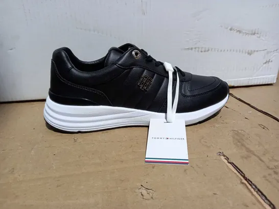 BOXED TOMMY HILFIGER PAIR OF BLACK TRAINERS UK SIZE 6