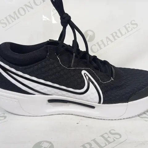 BOXED PAIR OF NIKE COURT PRO SHOES IN BLACK/WHITE UK SIZE 7