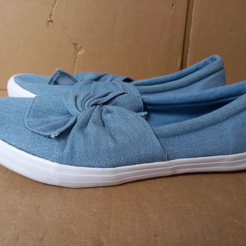 PAIR OF EVANS SHOES (BLUE, WIDE FIT), SIZE 8 UK