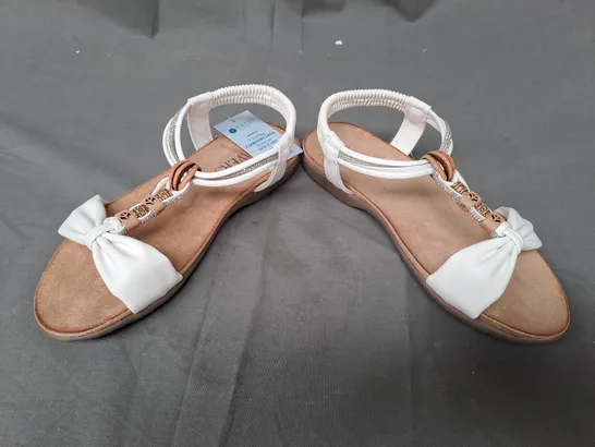 BOXED PAIR OF PAVERS OPEN TOE SANDALS IN WHITE SIZE 3