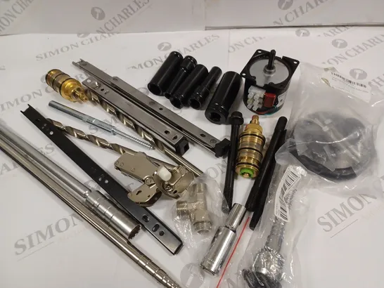 LOT OF ASSORTED FITTING AND DIY ITEMS TO INCLUDE DOOR KNOCKER, SOCKET SET PIECES AND GUIDE RAILS / COLLECTION ONLY