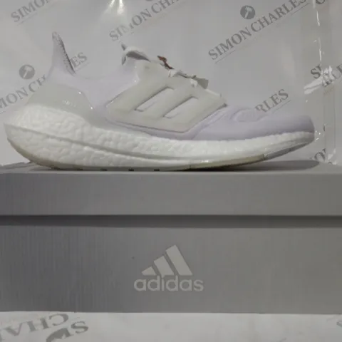 BOXED PAIR OF ADIDAS ULTRABOOST 22 SHOES IN WHITE UK SIZE 8
