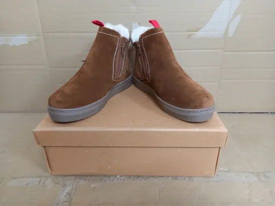 BOXED WHITE STUFF BOOTIES IN TAN SIZE 3