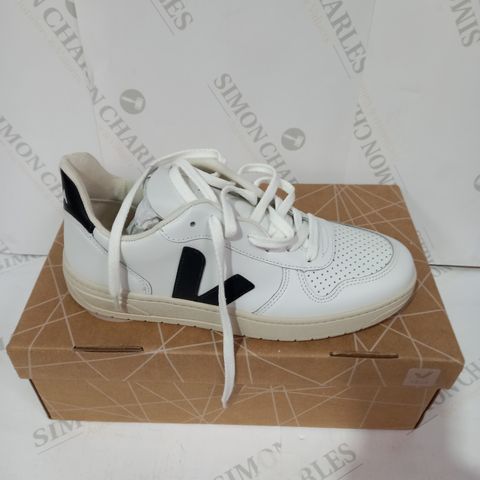 BOXED PAIR OF VEJA WHITE/BLACK TRAINERS SIZE 6
