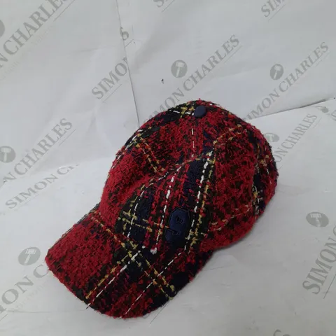 RIVER ISLAND BASEBALL CAP IN RED PLAID ON SIZE