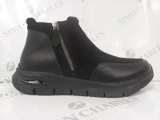 BOXED PAIR OF SKECHERS AIR-COOLED ARCHFIT SIDE-ZIP SHOES IN BLACK UK SIZE 5.5