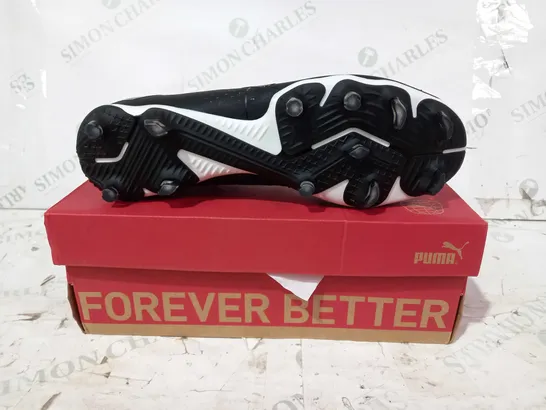 BOXED PAIR OF PUMA FUTURE MATCH FOOTBALL BOOTS IN BLACK/WHITE UK SIZE 8