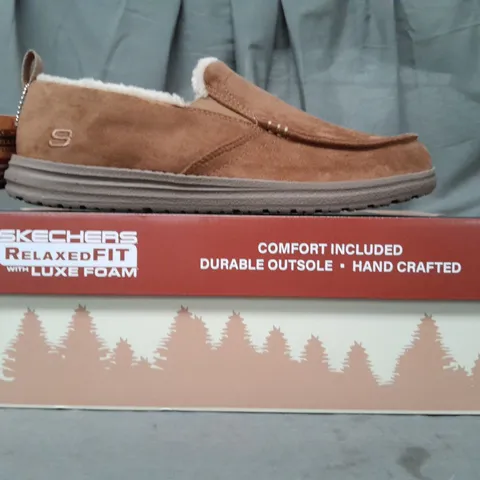 BOXED PAIR OF SKECHERS RELAXED FIT SLIPPERS IN TAN UK SIZE 8