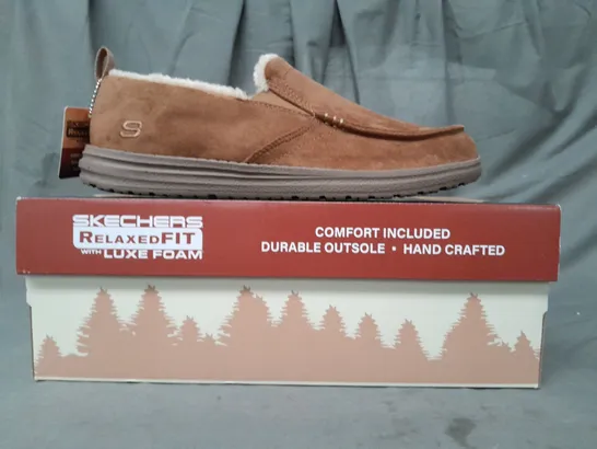 BOXED PAIR OF SKECHERS RELAXED FIT SLIPPERS IN TAN UK SIZE 8