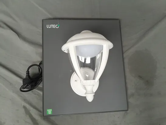 LUTEC STORE DISPLAY WALL LIGHT IN WHITE - COLLECTION ONLY