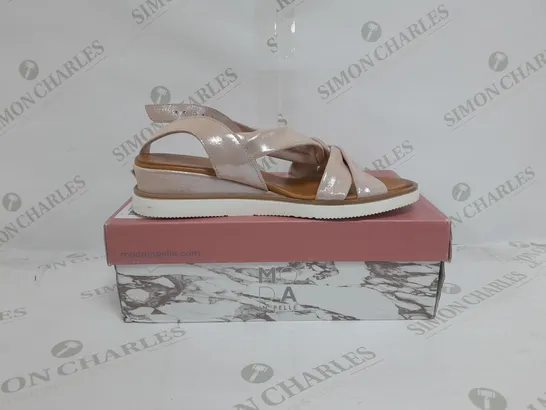 BOXED PAIR OF MODA IN PELLE OLANNA SANDALS IN ROSE GOLD METALLIC SIZE 7
