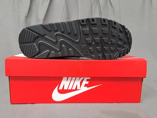 BOXED PAIR OF NIKE AIR MAX 90 SHOES IN BLACK UK SIZE 8