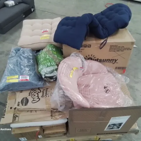 A PALLET OF VARIOUS FURNITURE PARTS AND CUSHIONS 