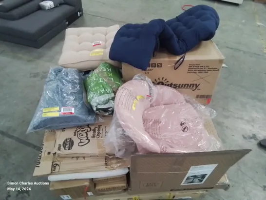 A PALLET OF VARIOUS FURNITURE PARTS AND CUSHIONS 