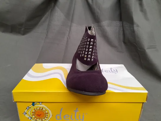 BOX OF APPROX 16 DEITY JUNIOR PURPLE OPEN TOP SHOES IN VARIOUS SIZES