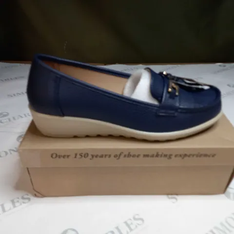 BOXED CUSHION WALK NAVY BLUE LOAFERS SIZE 7