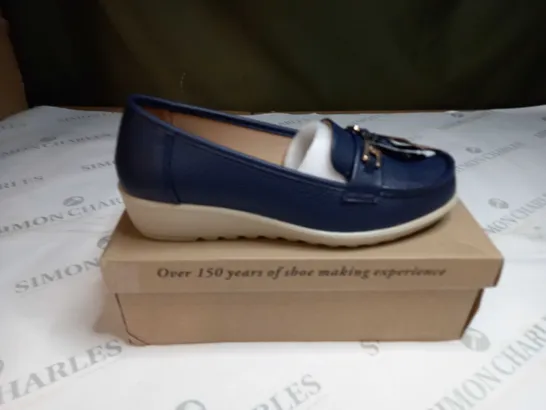 BOXED CUSHION WALK NAVY BLUE LOAFERS SIZE 7