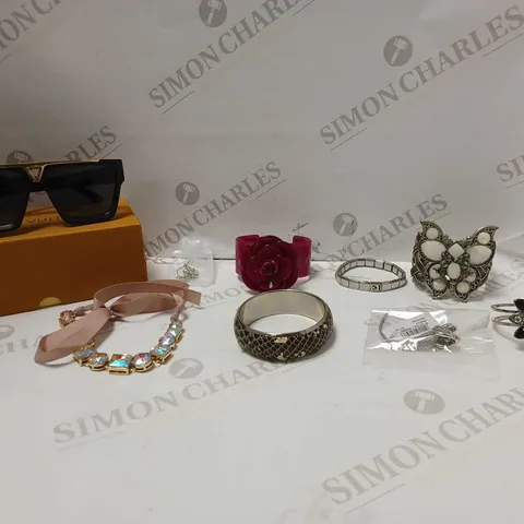 LOT OF APPROX 8 ASSORTED JEWELLERY ITEMS TO INCLUDE IN THE STYLE OF LOUIS VUITTON BLACK SQUARE SUNGLASSES, JON RICHARD SILVER BRACELET, SNOWFLAKE EARRINGS, ETC